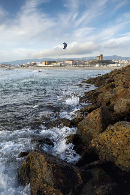 Man kitesurfing Los Lances beach, Tarifa, Cádiz, Andaluzia, Espanha — Fotografia de Stock