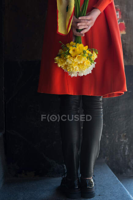 Donna che tiene mazzo di fiori fresia — Foto stock