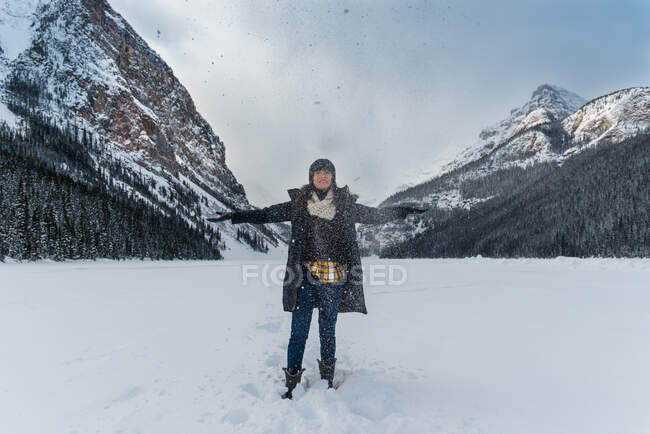 Donna che lancia la neve nell'aria, Lake Louise, Alberta, Canada — Foto stock
