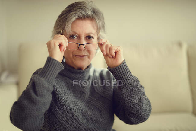 Femme âgée portant ses lunettes — Photo de stock