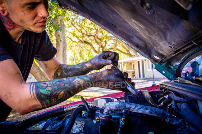 Mechaniker arbeitet an einem Auto — Stockfoto