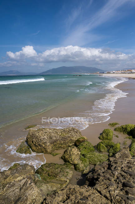 Мальовничий вид на Лос Алькайдеса пляжу міста тарифа, Кадіс, Андалусия, Іспанія — стокове фото