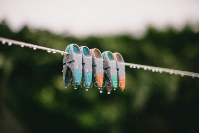 Wäscheklammern an einer Wäscheleine an einem regnerischen Tag — Stockfoto