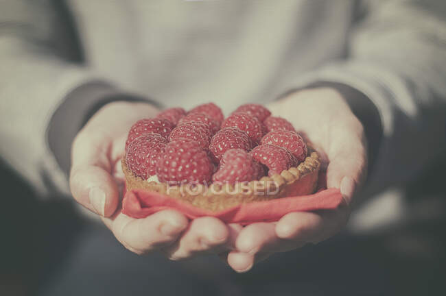 Mulher segurando Raspberry Tart — Fotografia de Stock