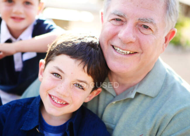 Abuelo con sus dos nietos - foto de stock