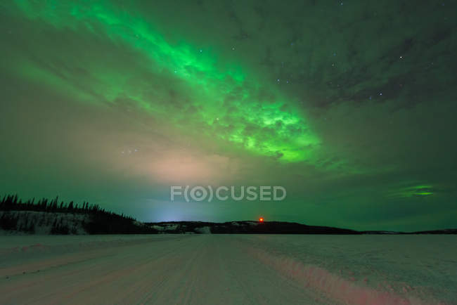 Vista panorámica de las majestuosas auroras boreales, Yellowknife, Territorios del Noroeste, Canadá - foto de stock