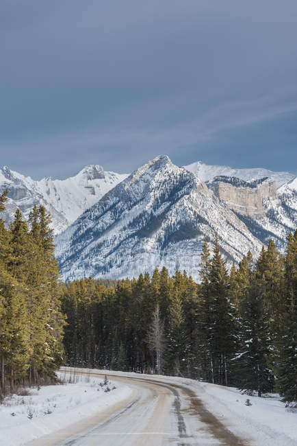 Road through mountains, Banff, Alberta, Canadá — Fotografia de Stock