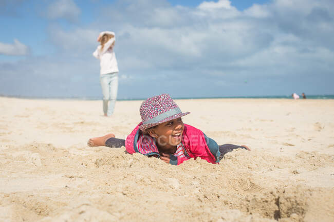 Dos chicas jugando en la playa - foto de stock