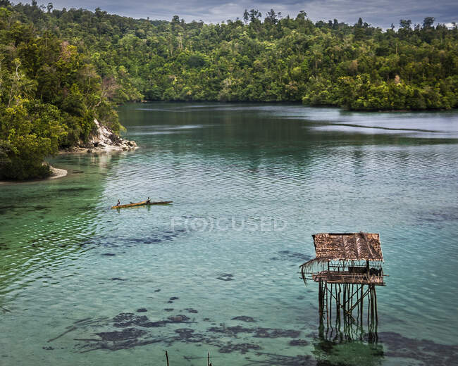 Pescatore a bordo di pescherecci, Papua, Indonesia — Foto stock