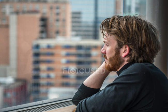 Человек, выглядывающий из окна, Торонто, Онтарио, Канада — стоковое фото