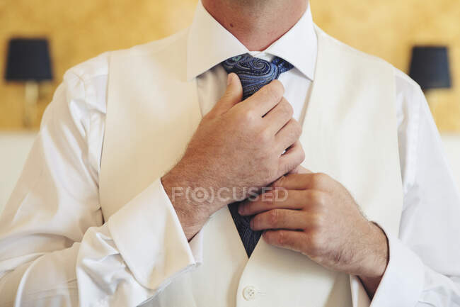 Homem se vestindo para seu casamento — Fotografia de Stock