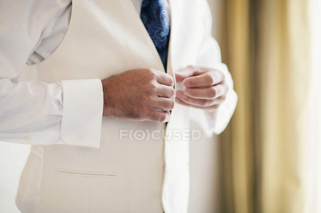 Mann zieht sich für seine Hochzeit an — Stockfoto