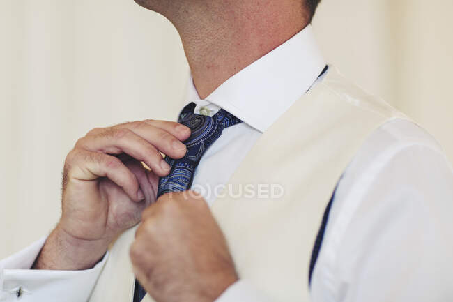 Мужчина одевается для своей свадьбы — стоковое фото