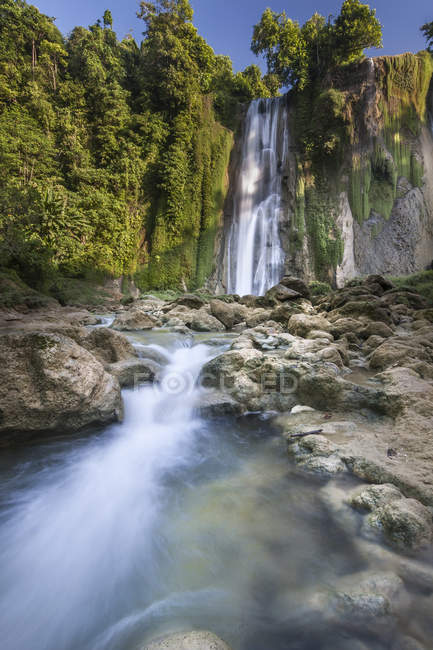 Malerischer Blick auf majestätischen Wasserfall, West-Java, Indonesien — Stockfoto