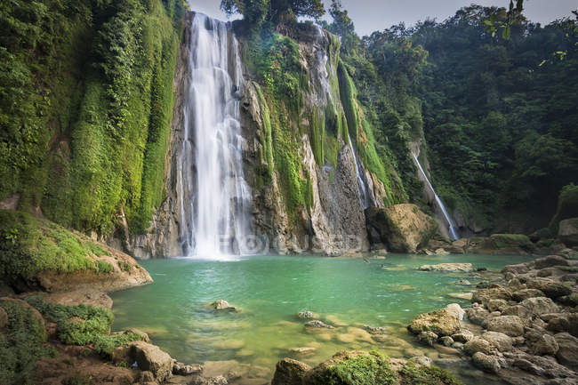 Vista panorámica de la cascada, Java Occidental, Indonesia - foto de stock