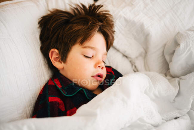 Close-up retrato de menino deitado na cama dormindo — Fotografia de Stock