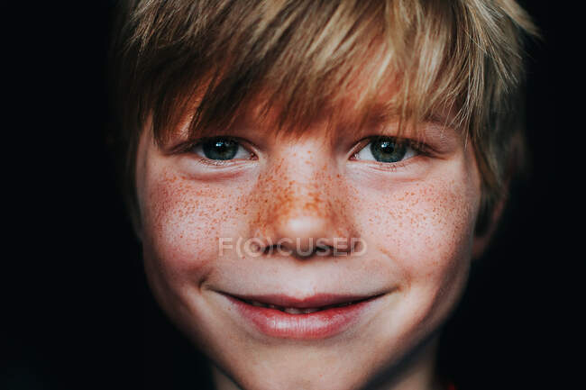 Ritratto di un ragazzo sorridente — Foto stock