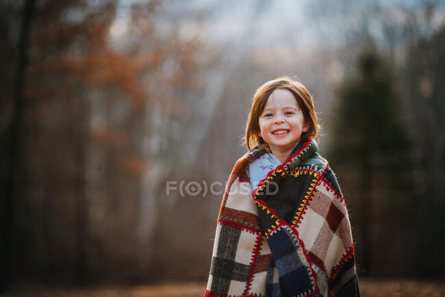 Portrait d'une fille enveloppée dans une courtepointe patchwork — Photo de stock