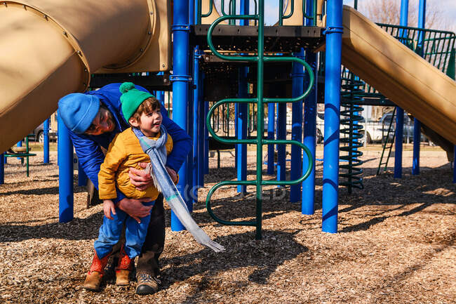 Pai e filho brincando no playground — Fotografia de Stock