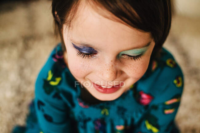 Close-up retrato de menina vestindo sombra de olho — Fotografia de Stock