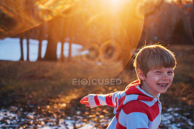 Портрет улыбающегося мальчика в лесу — стоковое фото
