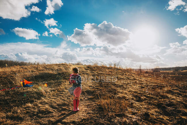 Mädchen rennt mit Drachen einen Hügel hinauf — Stockfoto