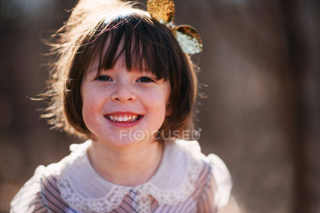 Портрет усміхненої дівчини на природному тлі — стокове фото