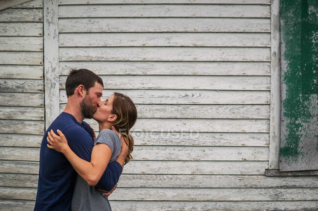 Un hombre y una mujer besándose - foto de stock