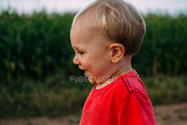 Портрет улыбающегося мальчика на естественном фоне — стоковое фото