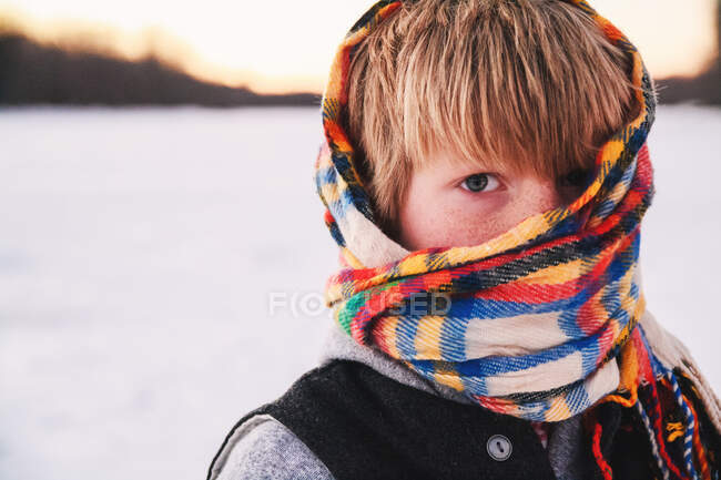 Ragazzo con sciarpa avvolta intorno alla testa — Foto stock