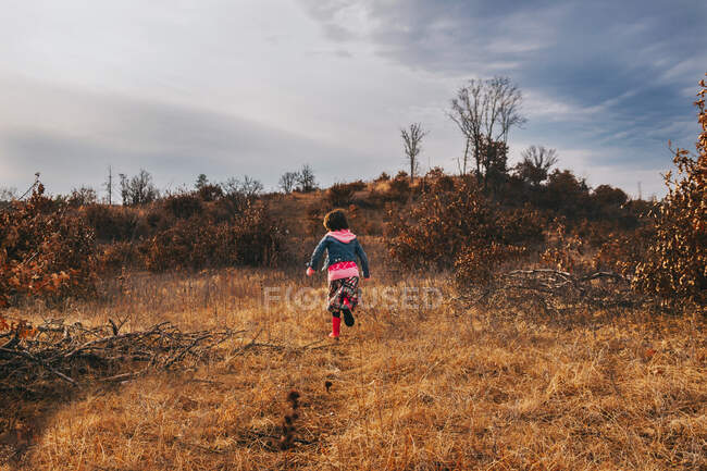 Girl running up a hill on nature — Stock Photo