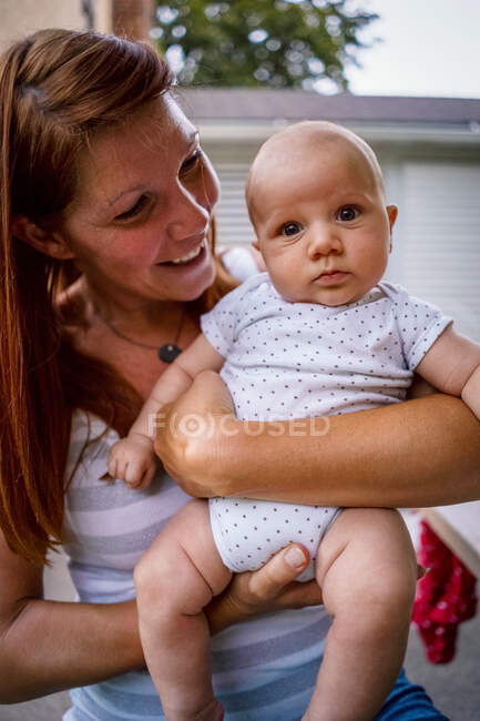 Retrato de una mujer con su hijo pequeño - foto de stock