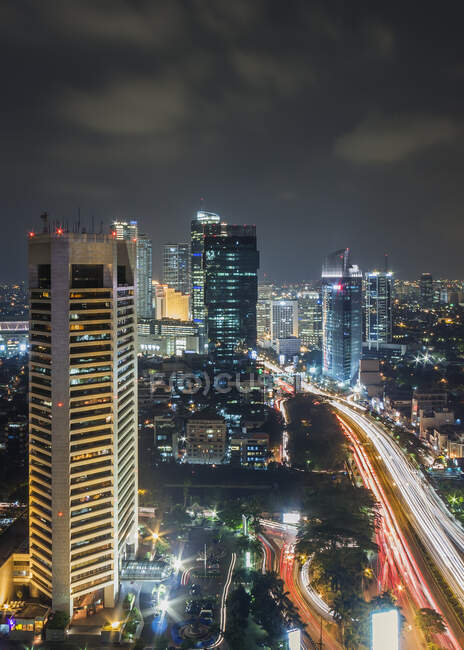 Ciudad skyline por la noche, Yakarta, Indonesia - foto de stock