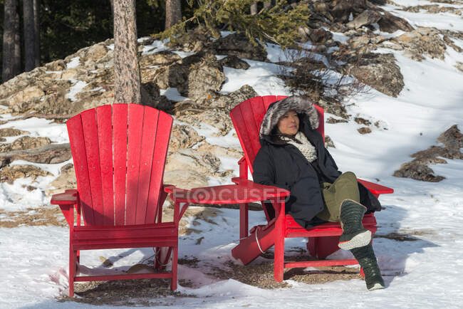 Frau sitzt im Sessel und entspannt sich, Lake Louise, Alberta, Kanada — Stockfoto