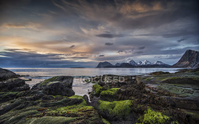 Vista panorâmica das montanhas e paisagem oceânica, Flakstad Island, Lofoten, Nordland, Noruega — Fotografia de Stock