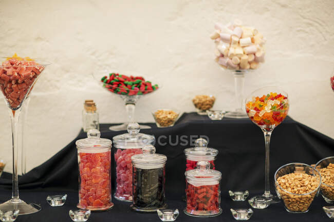 Барный стол с баночками конфет — стоковое фото