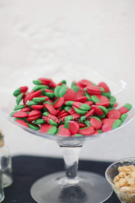 Bol en verre avec bonbons à la fraise — Photo de stock