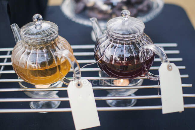 Zwei Teekannen auf Stövchen — Stockfoto