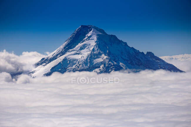 Mount Hood summit through the clouds, Oregon, America, USA — Stock Photo