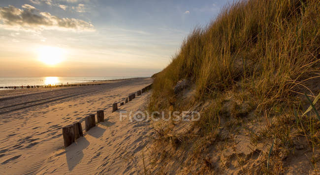Сценічний вид на пляж на заході сонця, Вліссінген, Зеландія, Голландія. — стокове фото