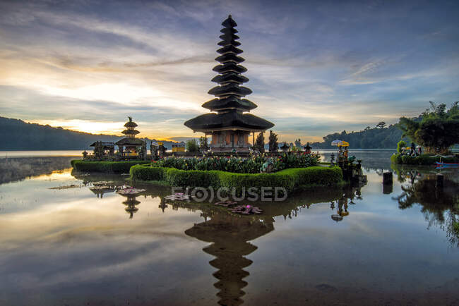 Pura фоні тропічних пейзажів поблизу danu beratan, Балі, Індонезія — стокове фото