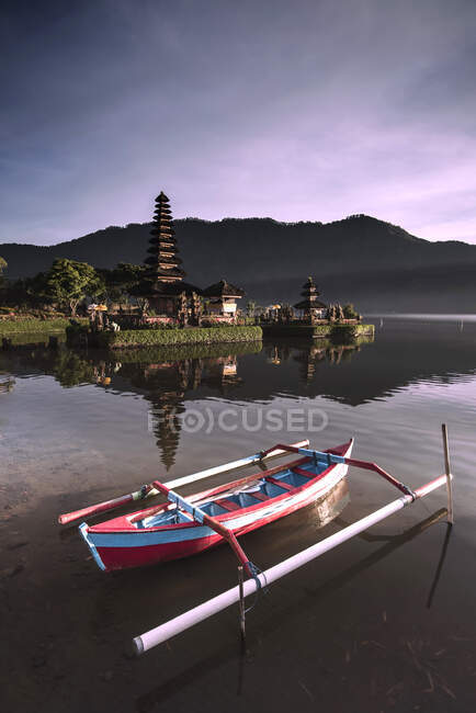 Traditional jukung moored by Para Ulun Danu Beratan temple, Bali, Indonesia — Stock Photo