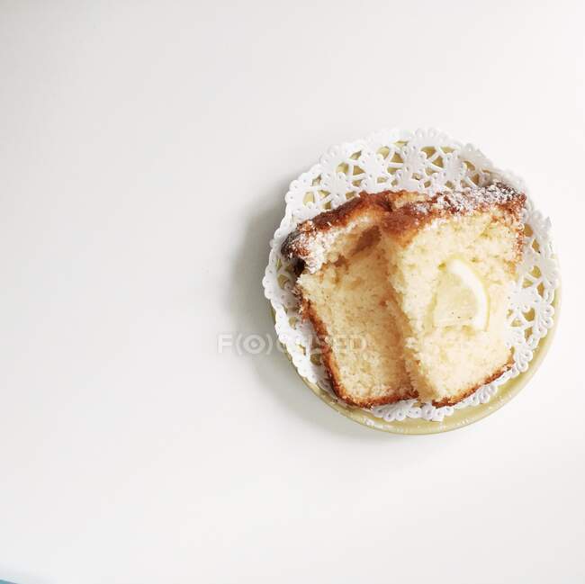 Duas partes de bolo de limão em uma chapa — Fotografia de Stock