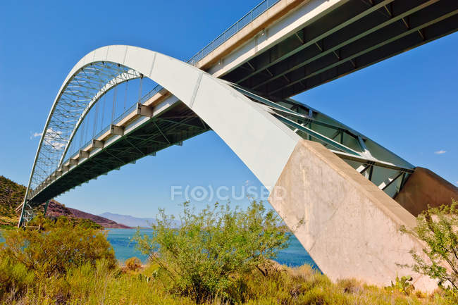 A view of Roosevelt Bridge from its concrete base where it spans Roosevelt Lake along state route 188 in Arizona, Usa — Stock Photo