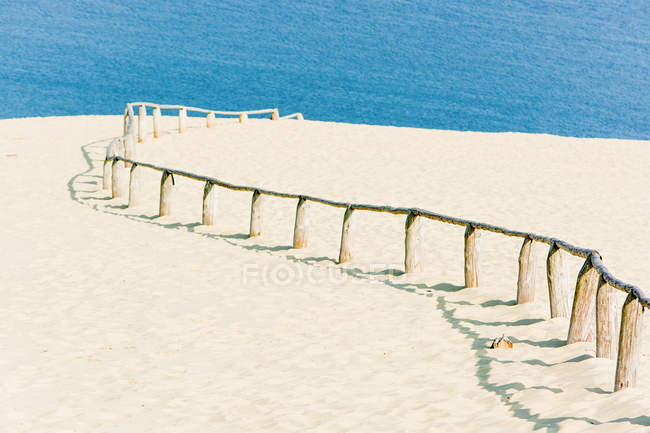 Живописный вид на деревянный забор на пляже, Нида, Литва — стоковое фото