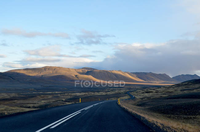 Camino a través del paisaje rural, Islandia - foto de stock