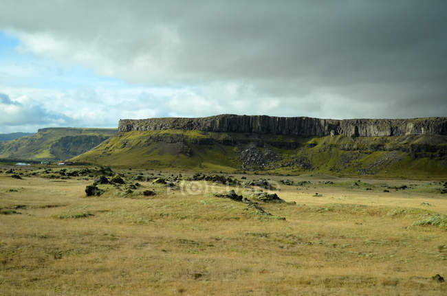 Vue panoramique sur le magnifique paysage montagneux, Islande — Photo de stock