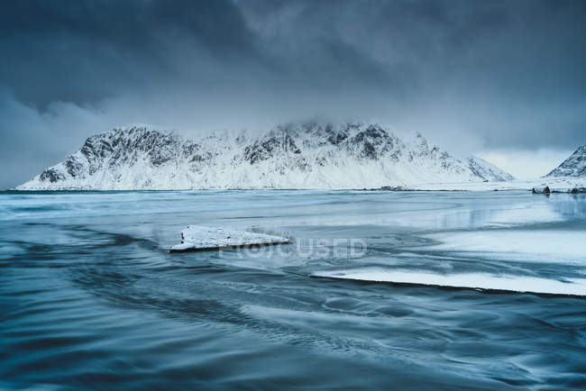 Vista panorâmica da praia congelada, Flakstad, Lofoten, Noruega — Fotografia de Stock