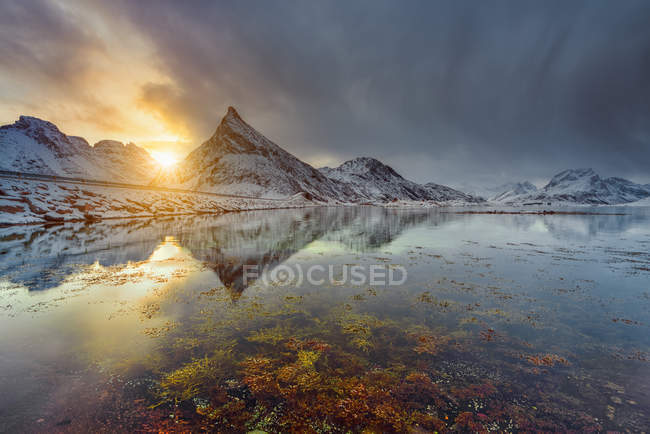 Vista panoramica sul paesaggio montano, Fredvang, Flakstad, Nordland, Norvegia — Foto stock