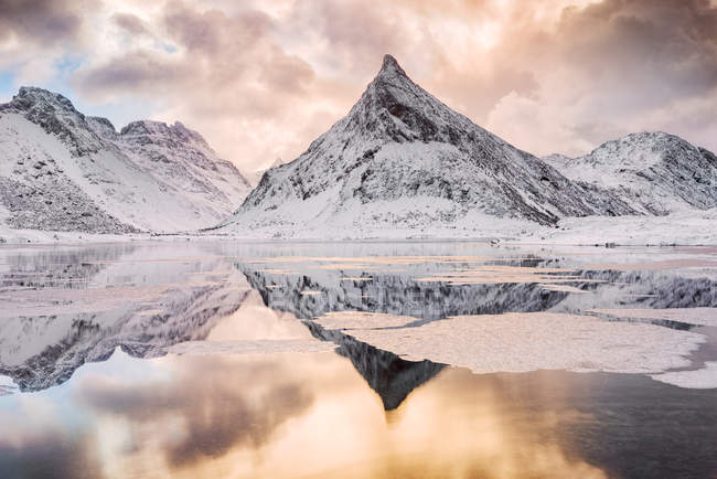 Paisaje de montaña, Fredvang, Flakstad, Nordland, Noruega - foto de stock